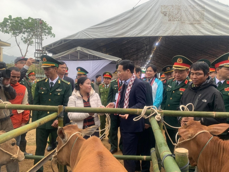 Tặng quà đồng bào nghèo nơi biên giới A Lưới (8/1/2023)